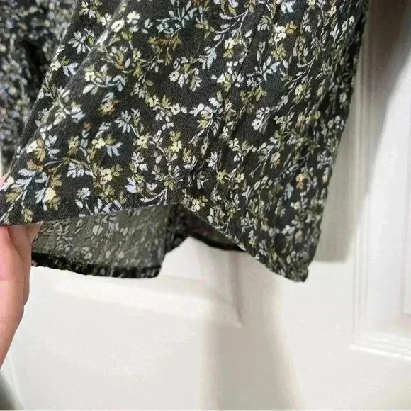 AMERICAN EAGLE OUTFITTERS Dark Olive Floral Button Down top | size small - Picture 6 of 9